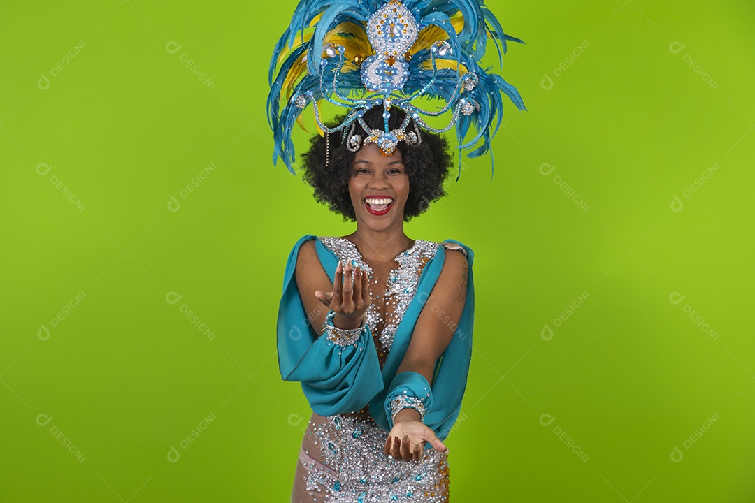 Linda mulher jovem usando fantasia de carnaval sobre fundo isolado