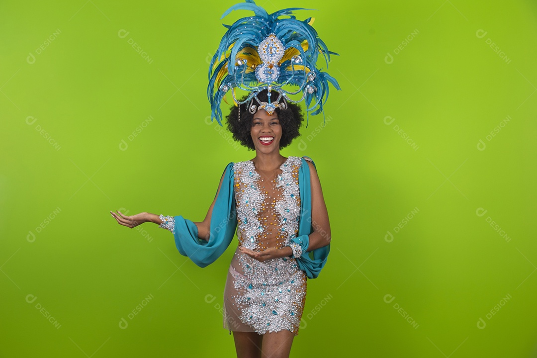 Linda mulher jovem usando fantasia de carnaval sobre fundo isolado