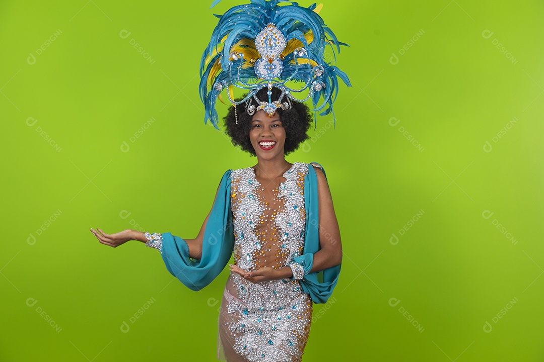 Linda mulher jovem usando fantasia de carnaval sobre fundo isolado