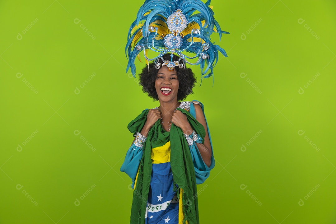 Linda mulher jovem usando fantasia de carnaval sobre fundo isolado