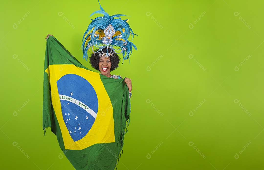 Linda mulher jovem usando fantasia de carnaval sobre fundo isolado
