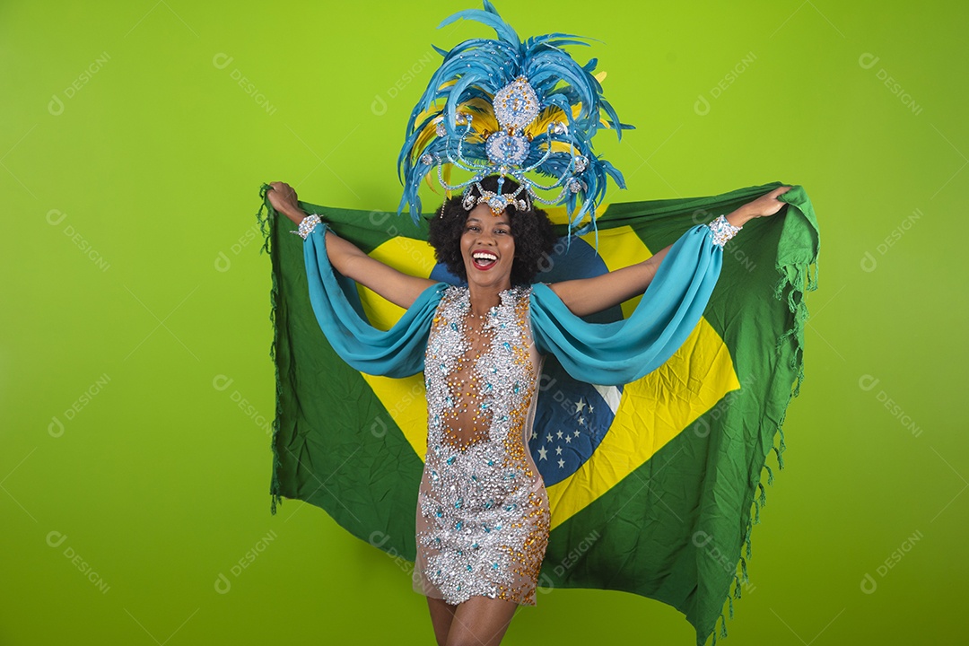 Linda mulher jovem usando fantasia de carnaval sobre fundo isolado