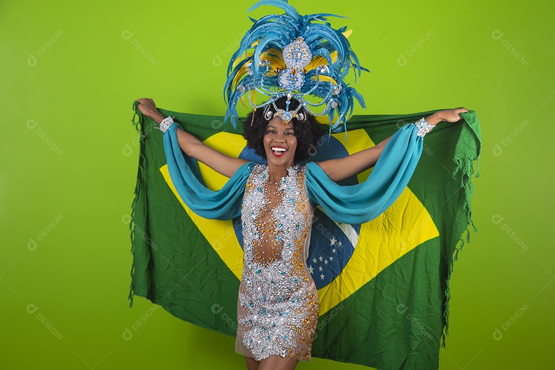 Linda mulher jovem usando fantasia de carnaval sobre fundo isolado