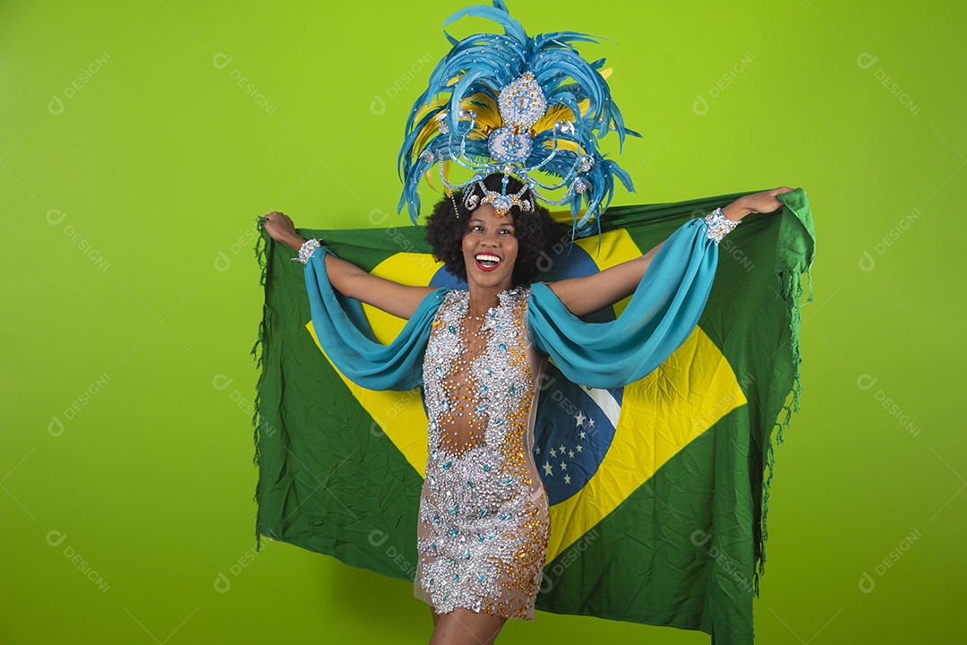 Linda mulher jovem usando fantasia de carnaval sobre fundo isolado