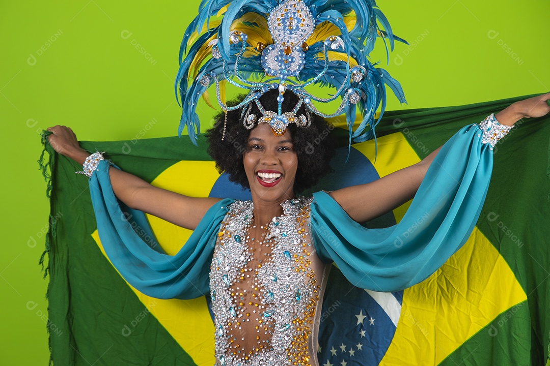 Linda mulher jovem usando fantasia de carnaval sobre fundo isolado