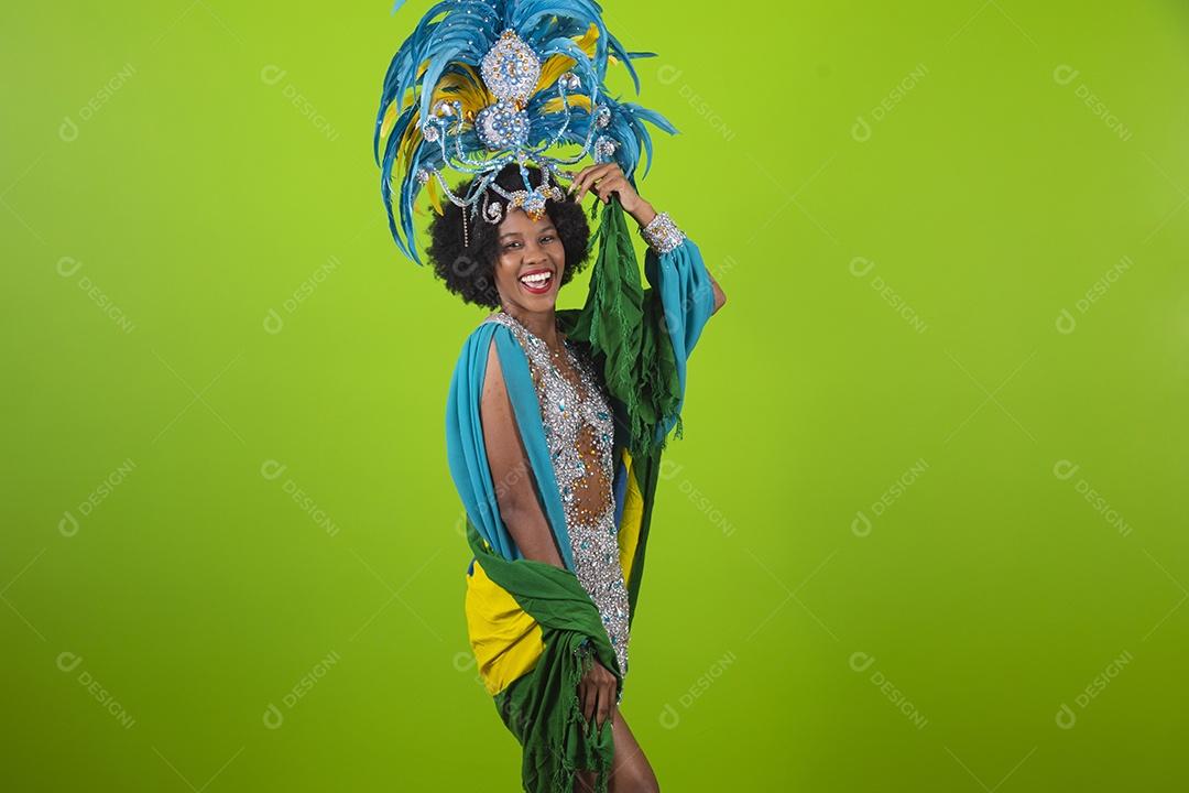 Linda mulher jovem usando fantasia de carnaval sobre fundo isolado
