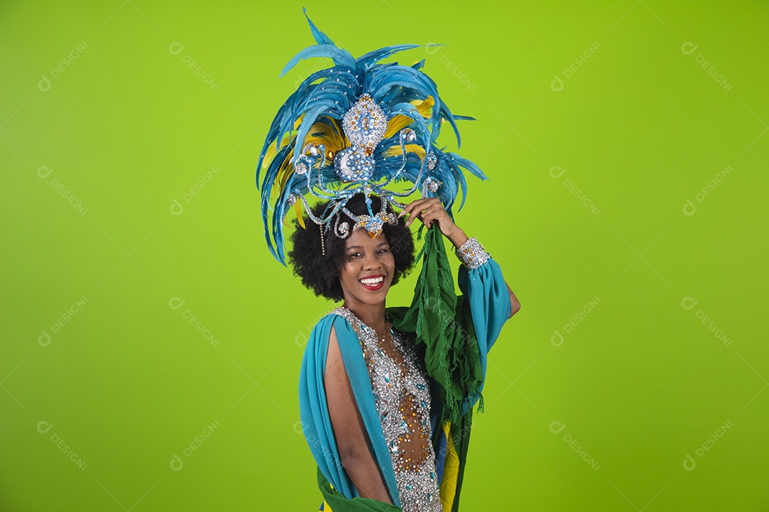 Linda mulher jovem usando fantasia de carnaval sobre fundo isolado
