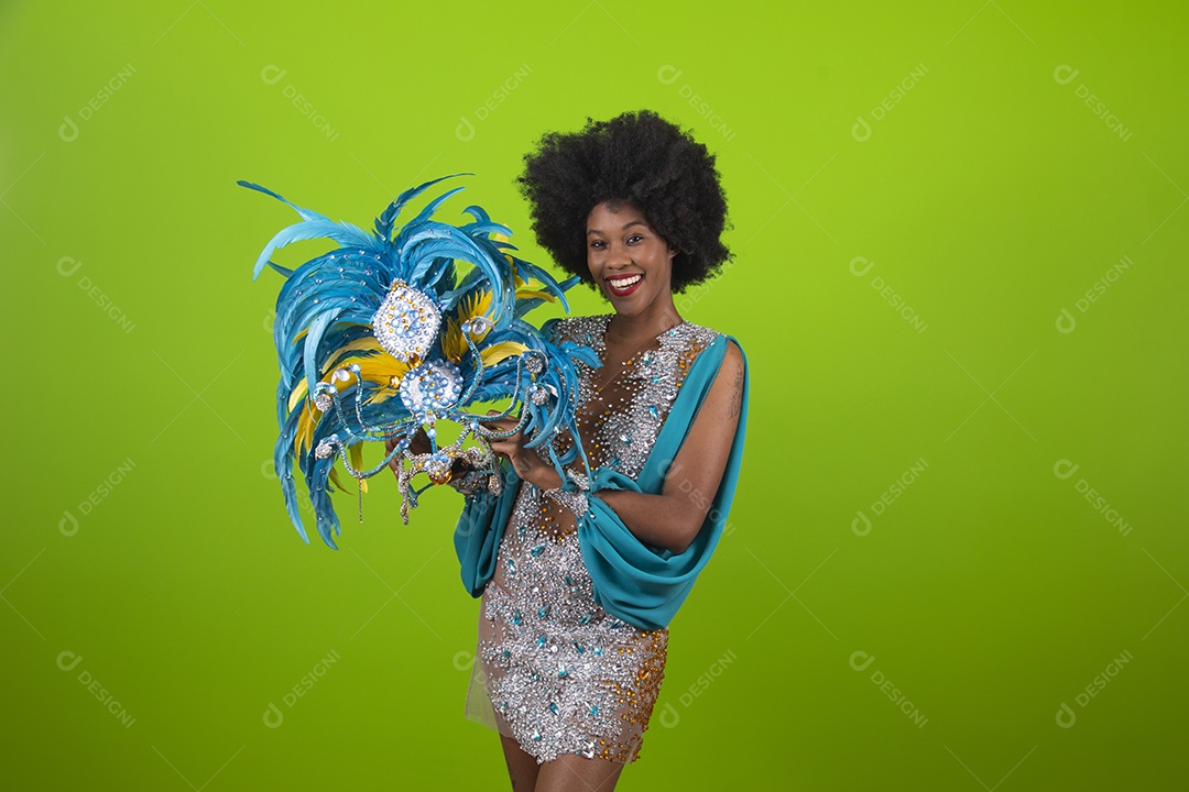 Linda mulher jovem usando fantasia de carnaval sobre fundo isolado