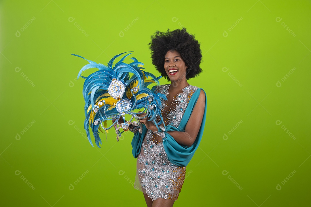 Linda mulher jovem usando fantasia de carnaval sobre fundo isolado