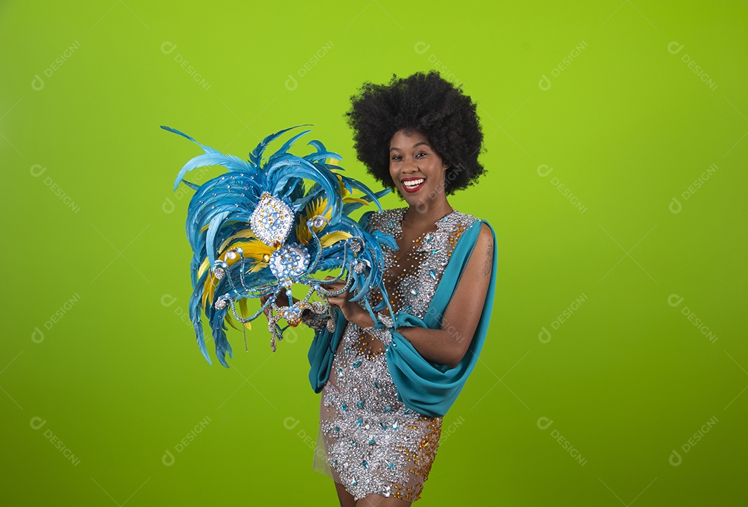 Linda mulher jovem usando fantasia de carnaval sobre fundo isolado