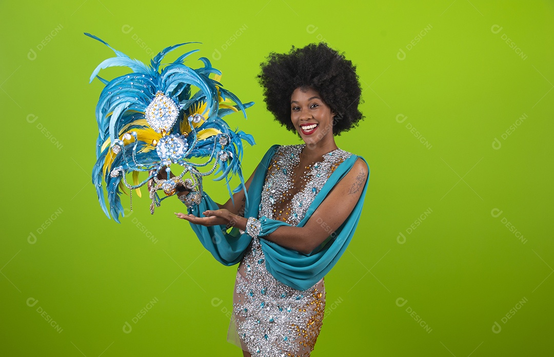 Linda mulher jovem usando fantasia de carnaval sobre fundo isolado