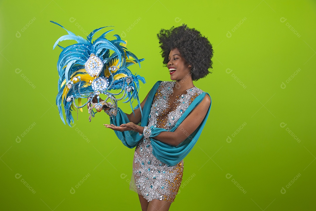 Linda mulher jovem usando fantasia de carnaval sobre fundo isolado