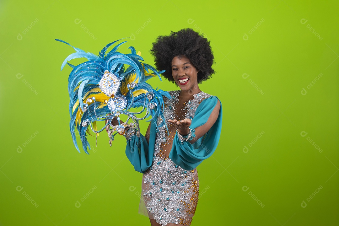 Linda mulher jovem usando fantasia de carnaval sobre fundo isolado