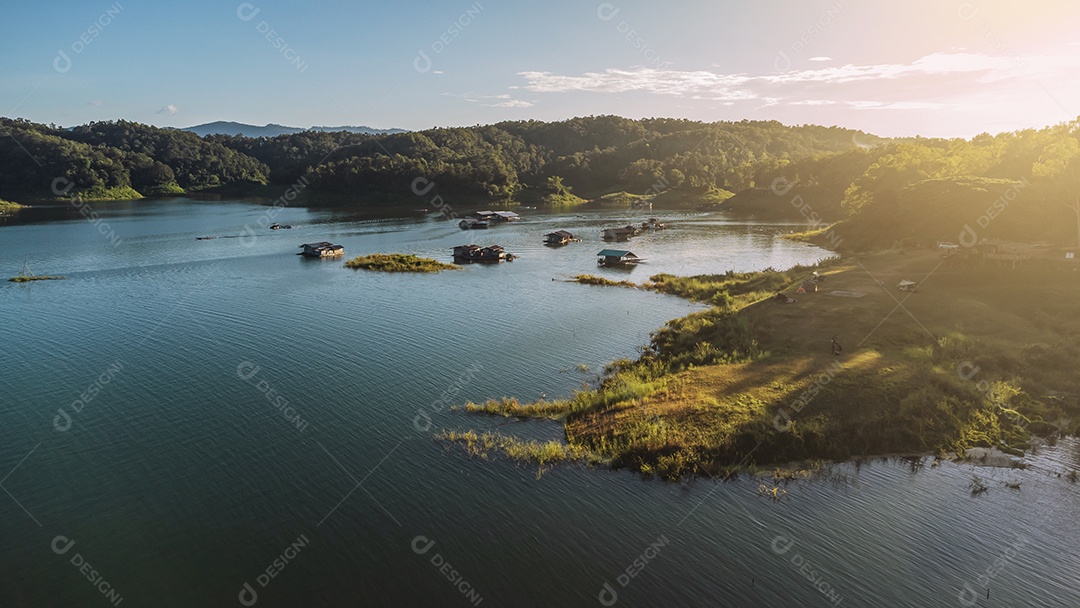 Vista aérea da paisagem Reservatório e casa de jangada Tailândia