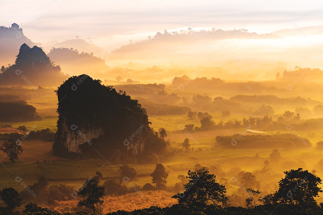 paisagem de montanhas nevoeiro Phu Lanka National Park Phayao