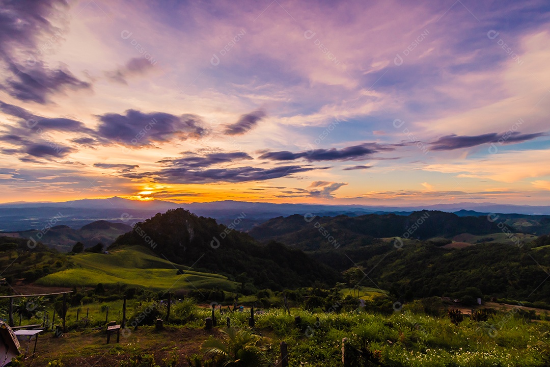 montanhas de paisagem durante o crepúsculo em Nan Tailândia