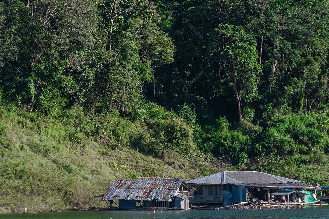 paisagem Reservatório e casa de jangada Tailândia