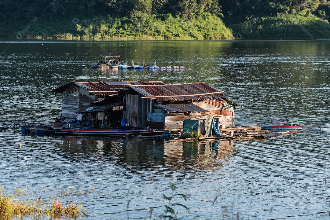 paisagem Reservatório e casa de jangada Tailândia