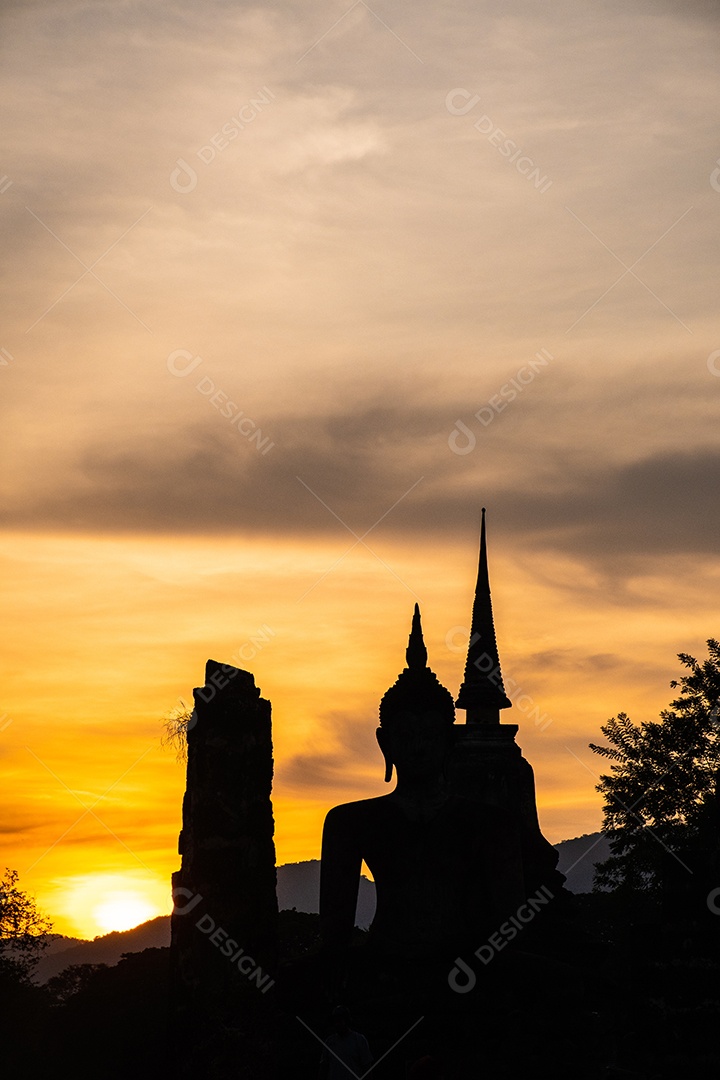 silhueta de Wat Temple belo templo no parque histórico