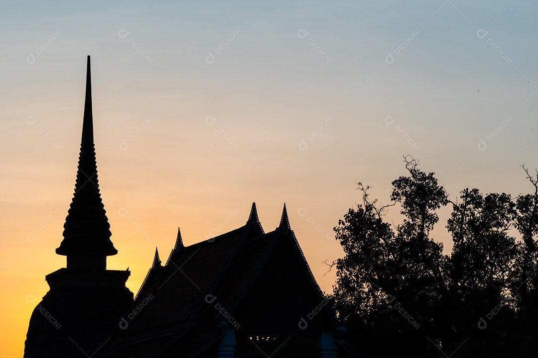 silhueta de Wat Temple belo templo no parque histórico
