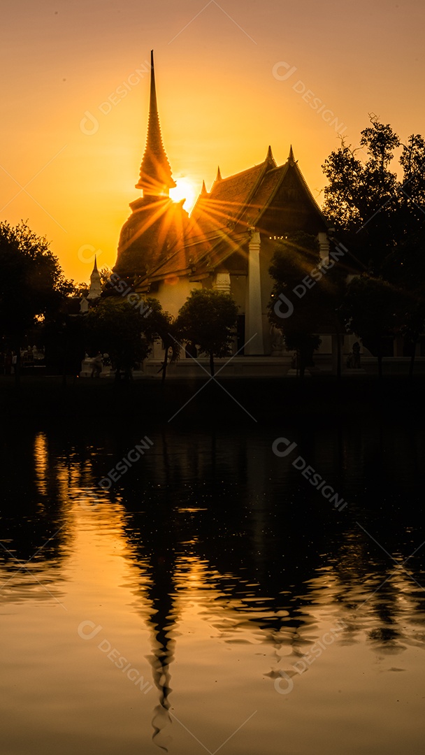 silhueta de Wat Temple belo templo no parque histórico