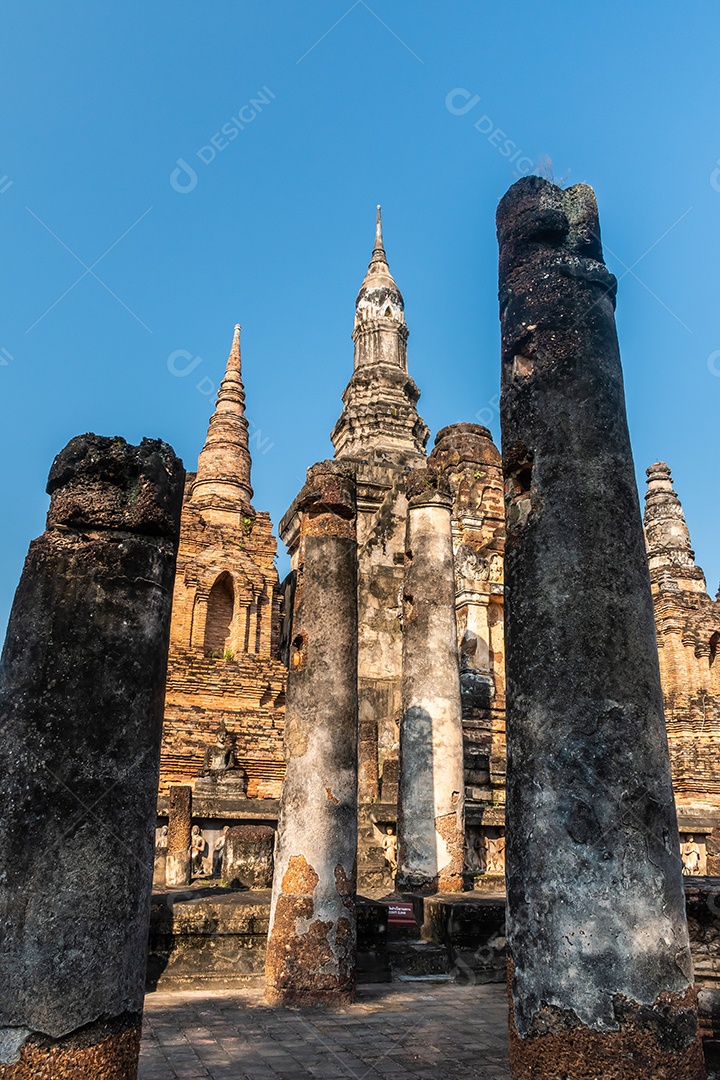 Estátua de Buda em Wat Temple belo templo no histórico