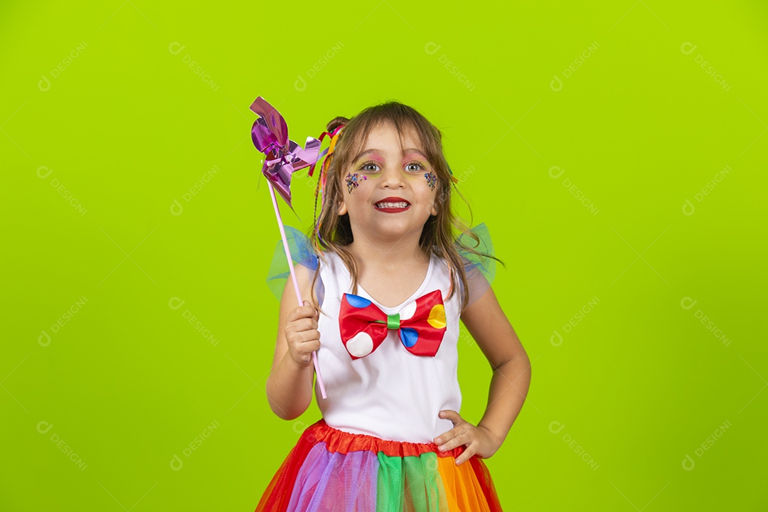 Linda garotinha menina jovem usando fantasia de carnaval sobre fundo isolado