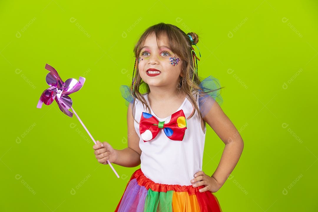 Linda garotinha menina jovem usando fantasia de carnaval sobre fundo isolado