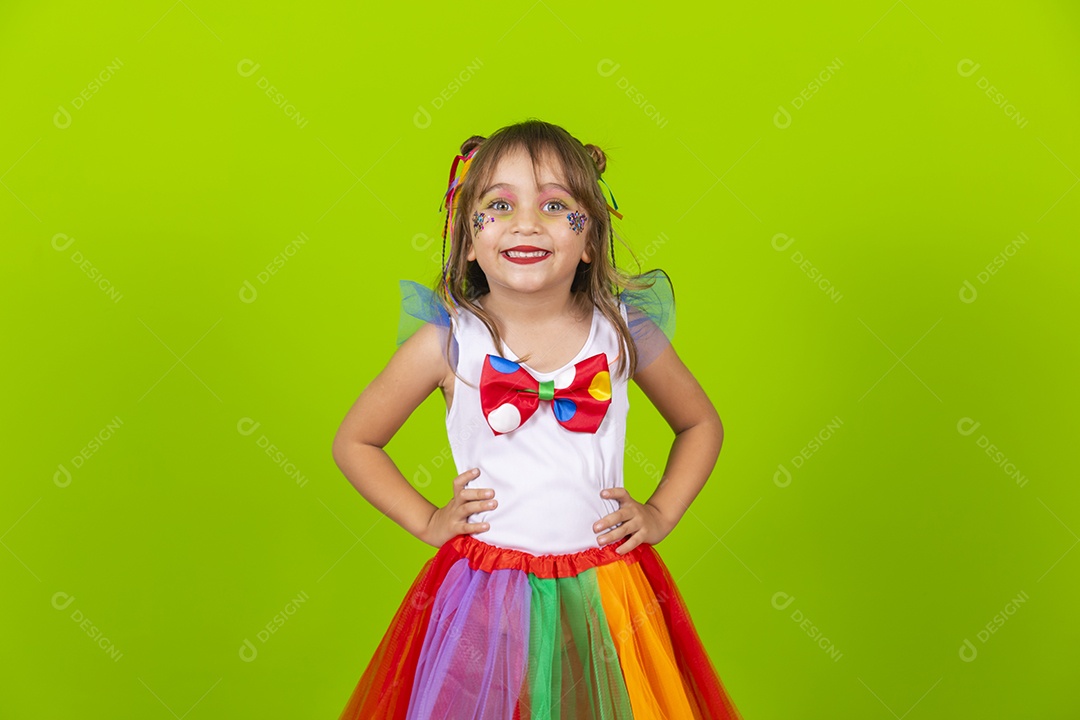 Linda garotinha menina jovem usando fantasia de carnaval sobre fundo isolado