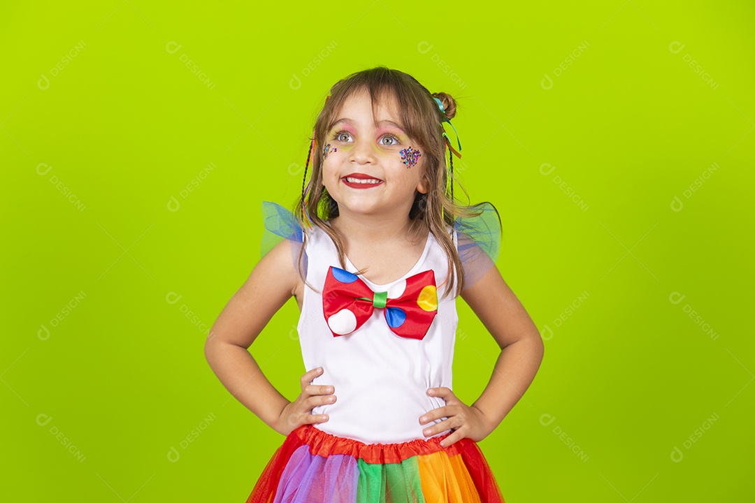 Linda garotinha menina jovem usando fantasia de carnaval sobre fundo isolado