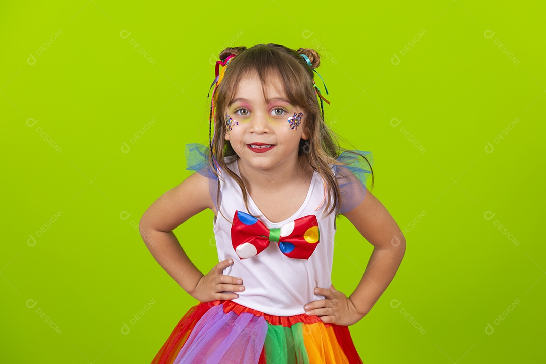 Linda garotinha menina jovem usando fantasia de carnaval sobre fundo isolado
