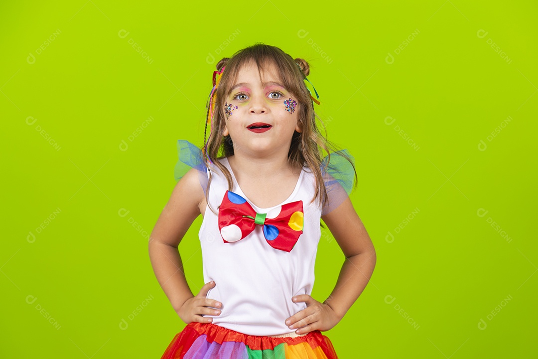 Linda garotinha menina jovem usando fantasia de carnaval sobre fundo isolado