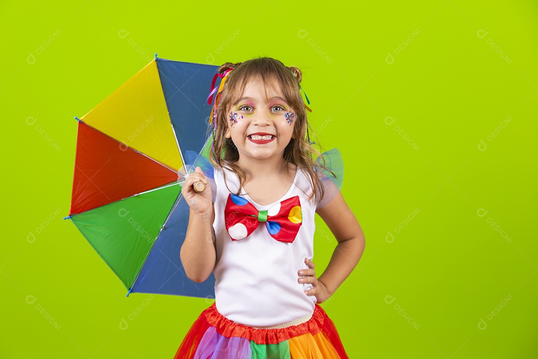 Linda garotinha menina jovem usando fantasia de carnaval sobre fundo isolado