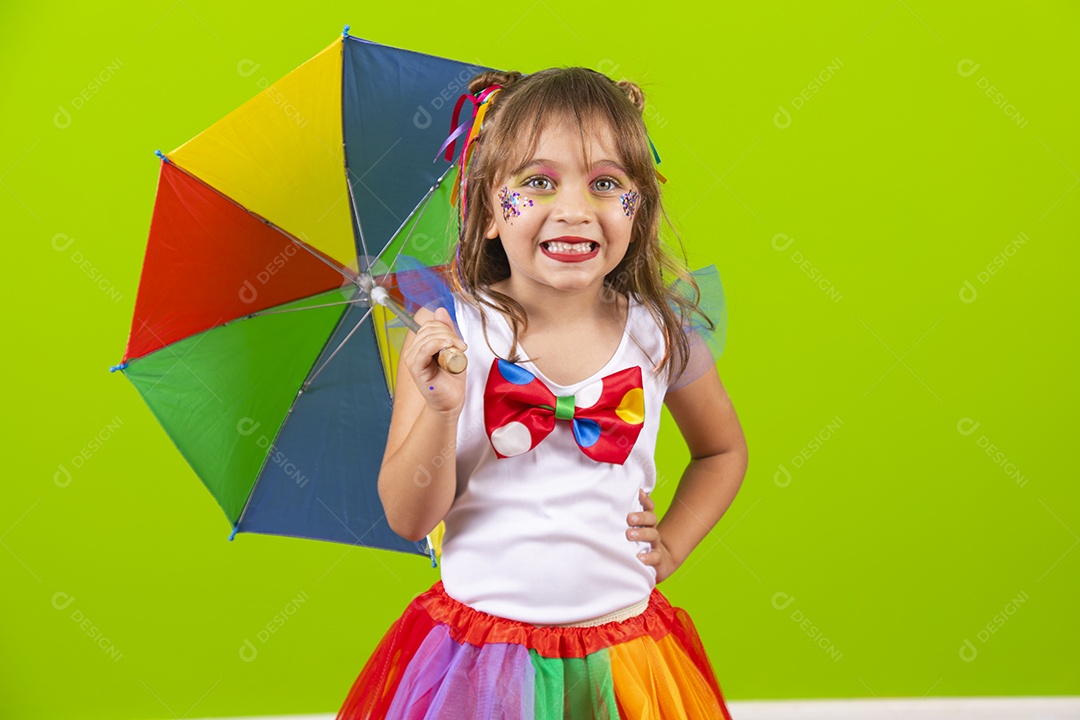 Linda garotinha menina jovem usando fantasia de carnaval sobre fundo isolado