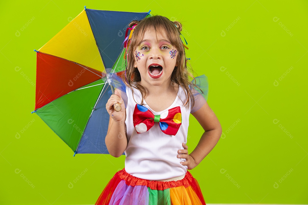 Linda garotinha menina jovem usando fantasia de carnaval sobre fundo isolado