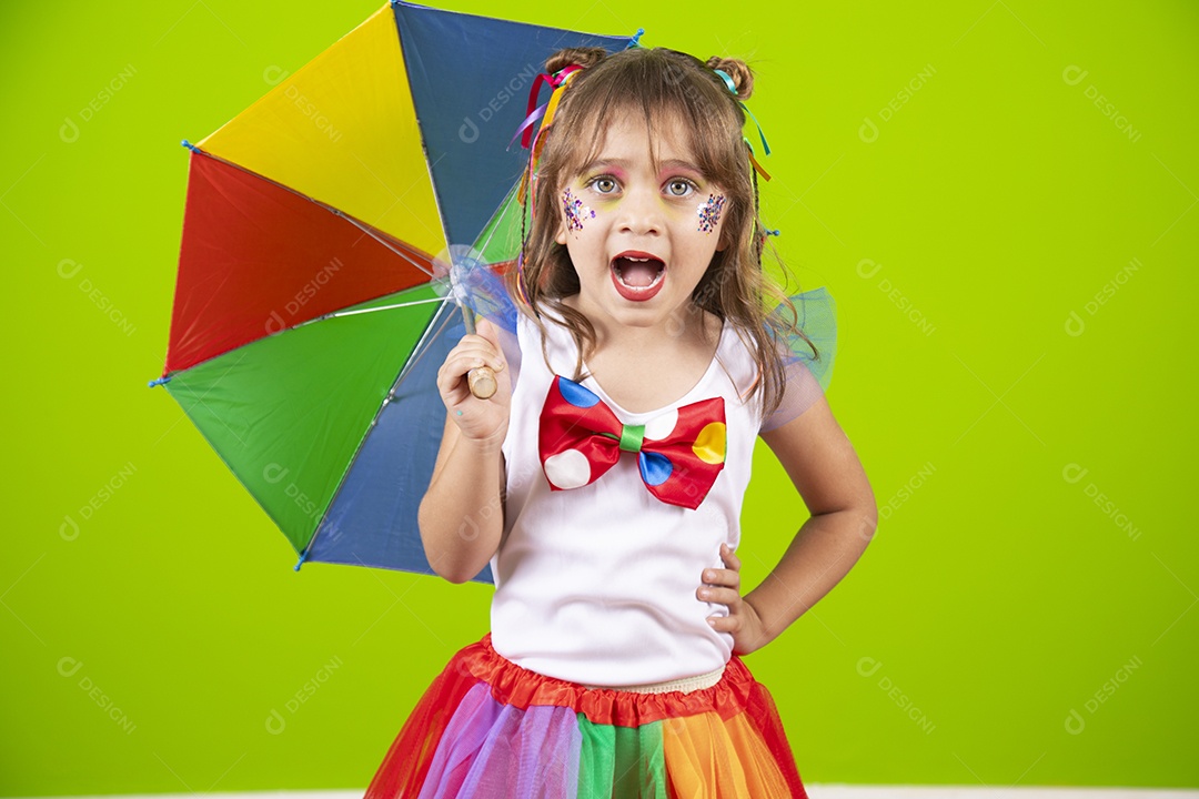Linda garotinha menina jovem usando fantasia de carnaval sobre fundo isolado