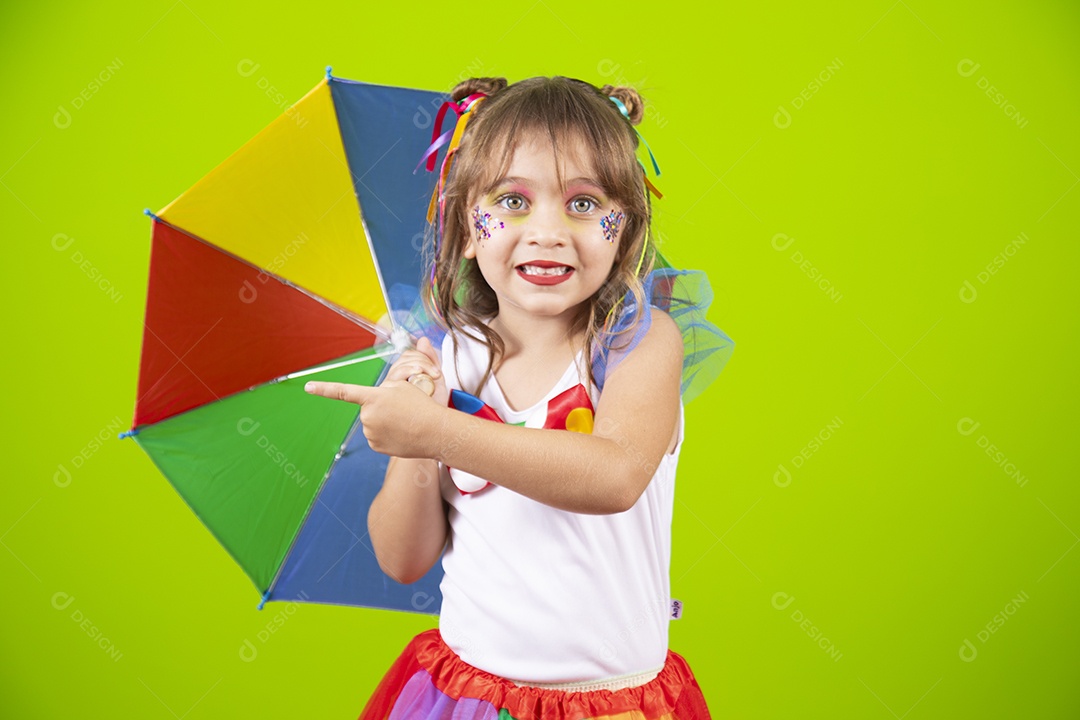Linda garotinha menina jovem usando fantasia de carnaval sobre fundo isolado