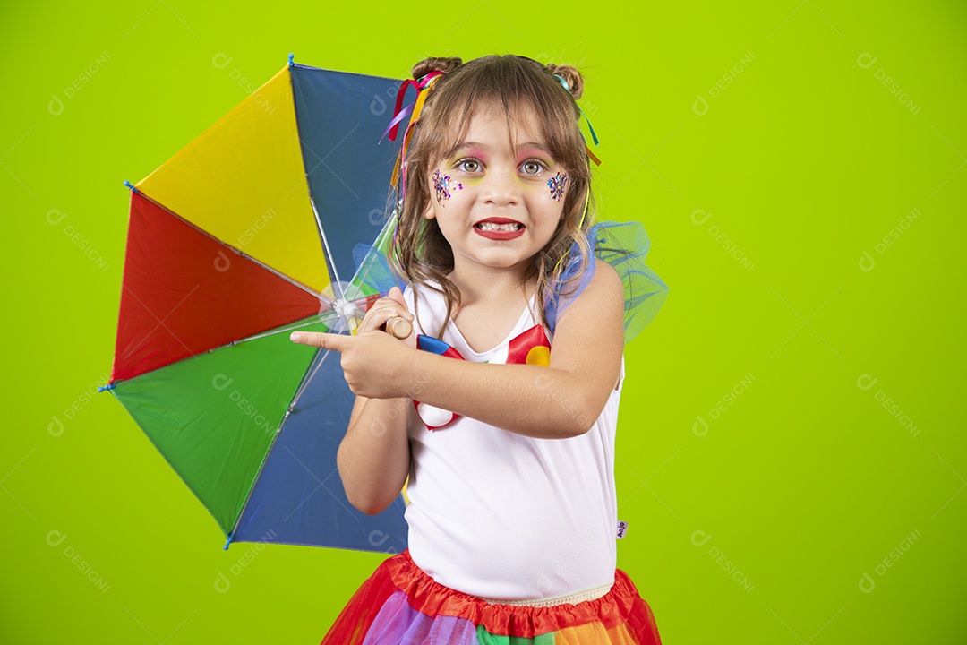Linda garotinha menina jovem usando fantasia de carnaval sobre fundo isolado