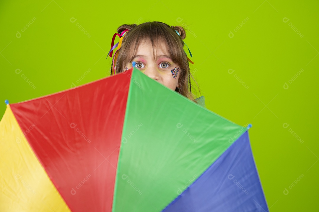 Linda garotinha menina jovem usando fantasia de carnaval sobre fundo isolado