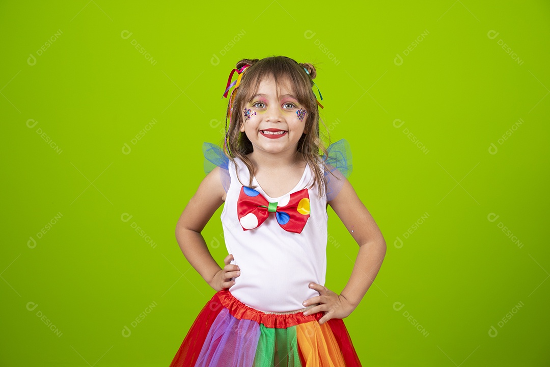 Linda garotinha menina jovem usando fantasia de carnaval sobre fundo isolado