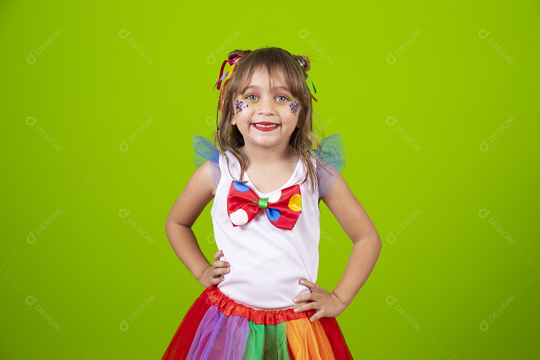 Linda garotinha menina jovem usando fantasia de carnaval sobre fundo isolado