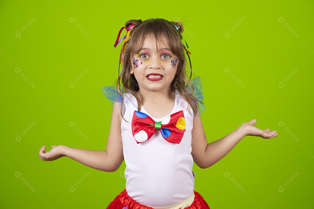 Linda garotinha menina jovem usando fantasia de carnaval sobre fundo isolado