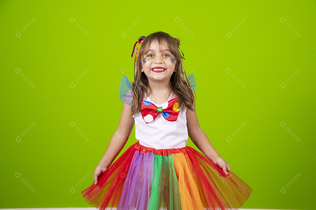 Linda garotinha menina jovem usando fantasia de carnaval sobre fundo isolado