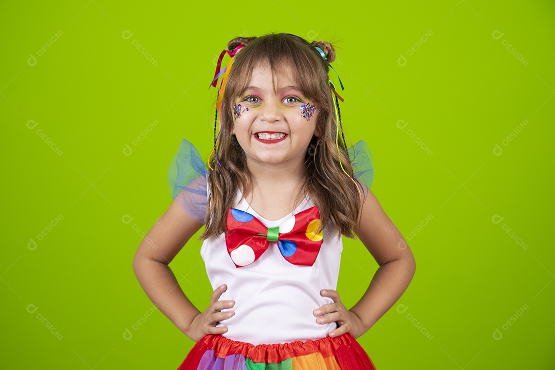 Linda garotinha menina jovem usando fantasia de carnaval sobre fundo isolado
