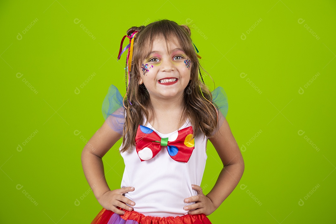 Linda garotinha menina jovem usando fantasia de carnaval sobre fundo isolado