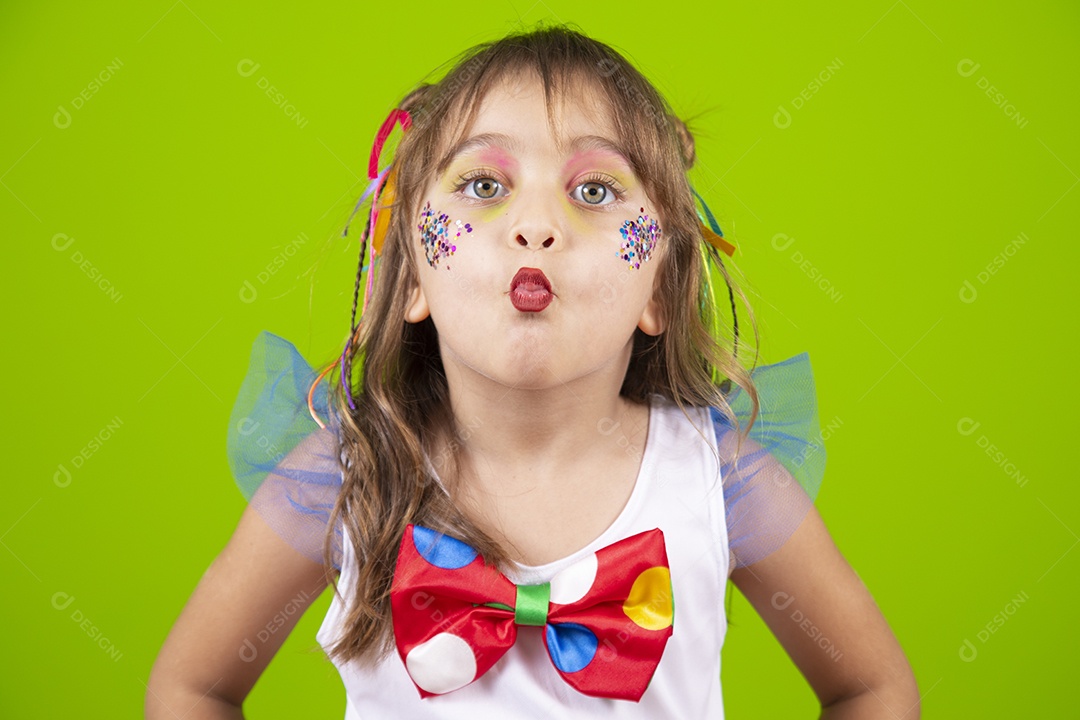 Linda garotinha menina jovem usando fantasia de carnaval sobre fundo isolado