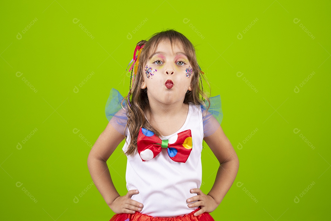 Linda garotinha menina jovem usando fantasia de carnaval sobre fundo isolado