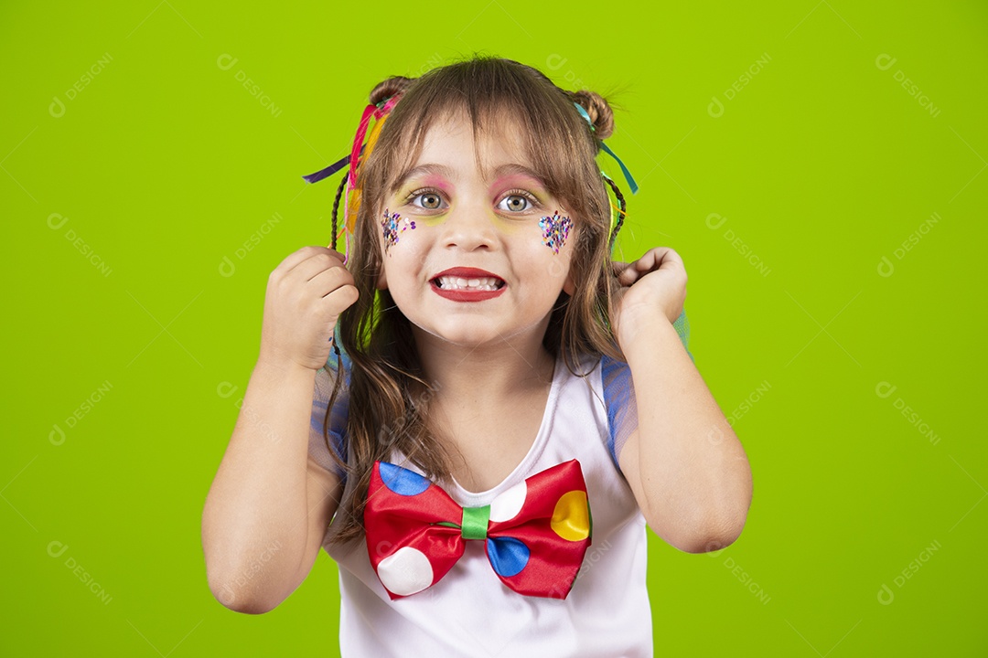 Linda garotinha menina jovem usando fantasia de carnaval sobre fundo isolado