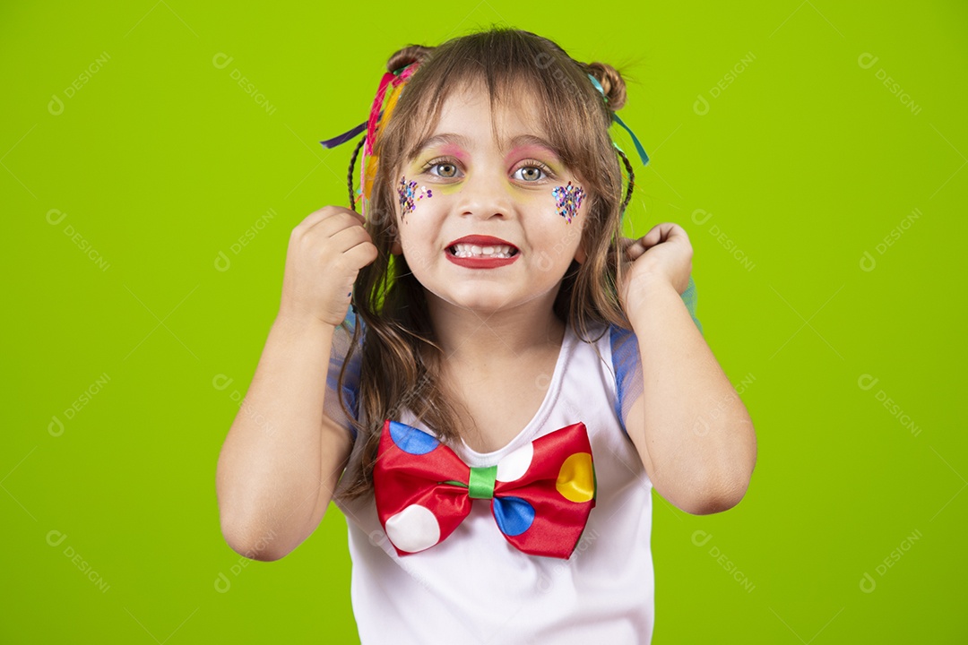 Linda garotinha menina jovem usando fantasia de carnaval sobre fundo isolado