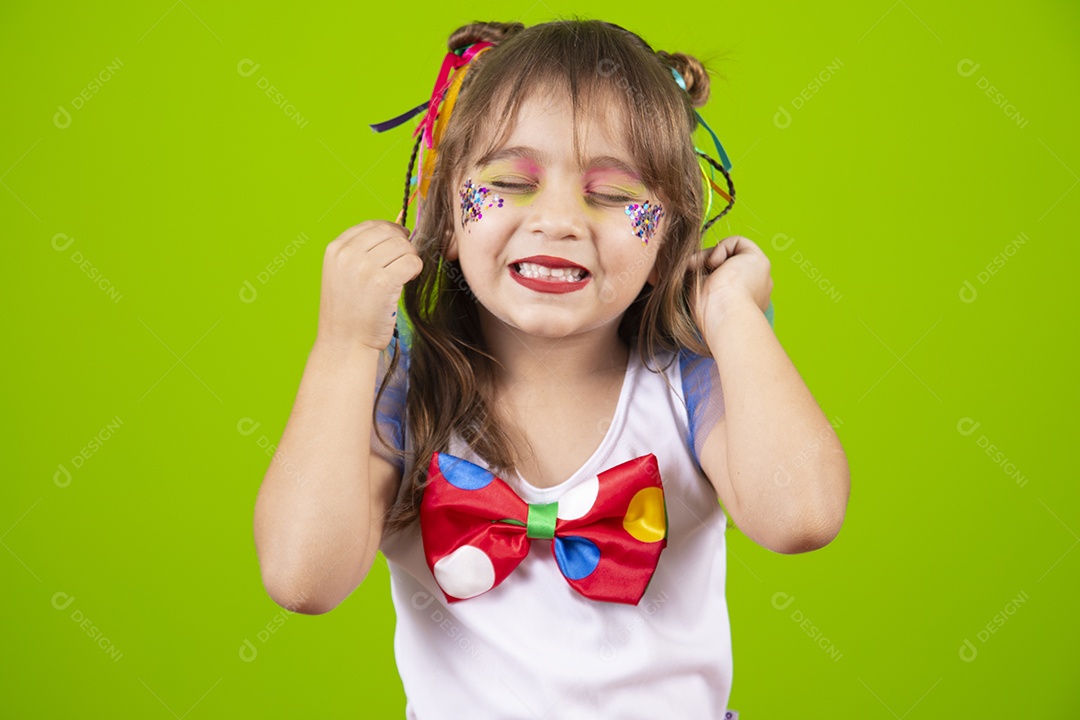 Linda garotinha menina jovem usando fantasia de carnaval sobre fundo isolado